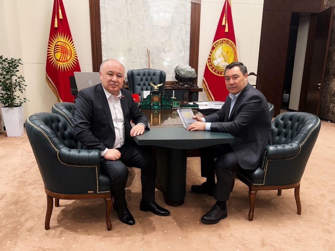 Өмүрбек Текебаев президент менен тарых жана лидерлик маселелери жөнүндө пикир алышканын жазды