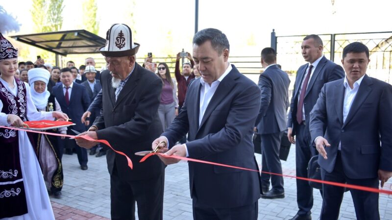 Садыр Жапаров Кара-Кулжа айылында Калкты тейлөө боюнча маданий борборду ачты