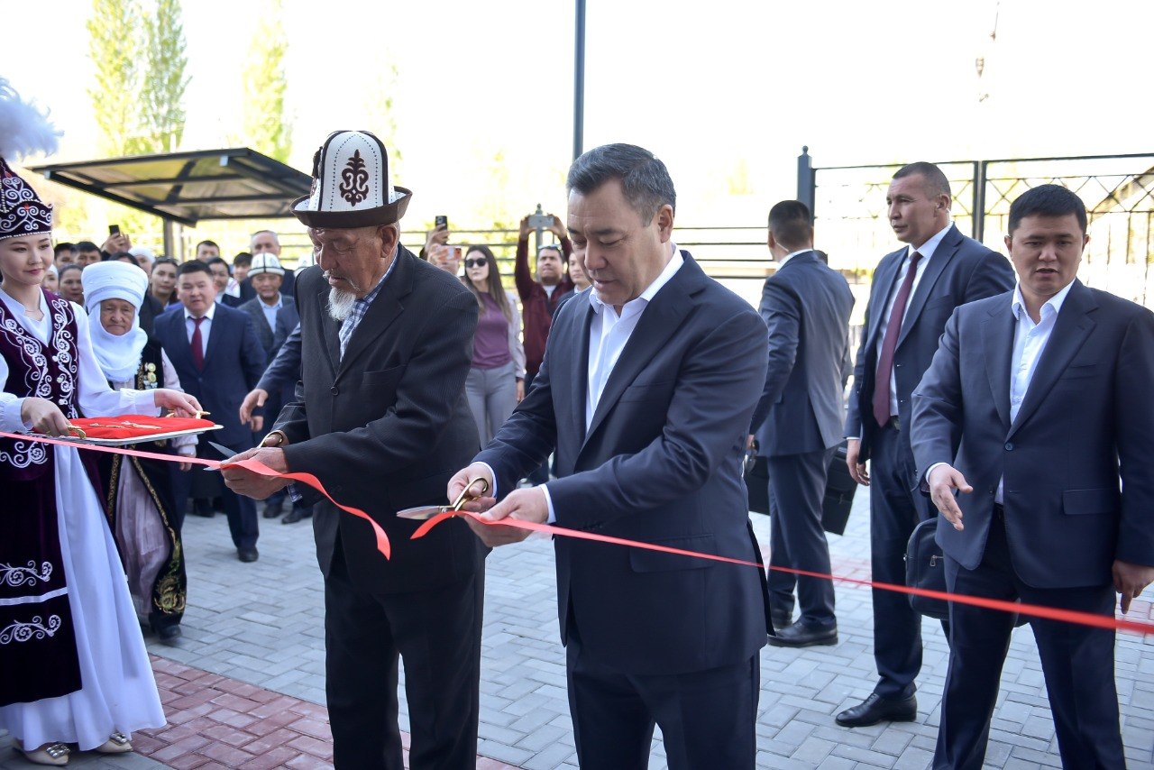 Садыр Жапаров Кара-Кулжа айылында Калкты тейлөө боюнча маданий борборду ачты