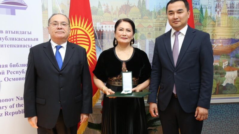 Роза Аманова Мажарстандын жогорку мамлекеттик сыйлыгы менен сыйланды