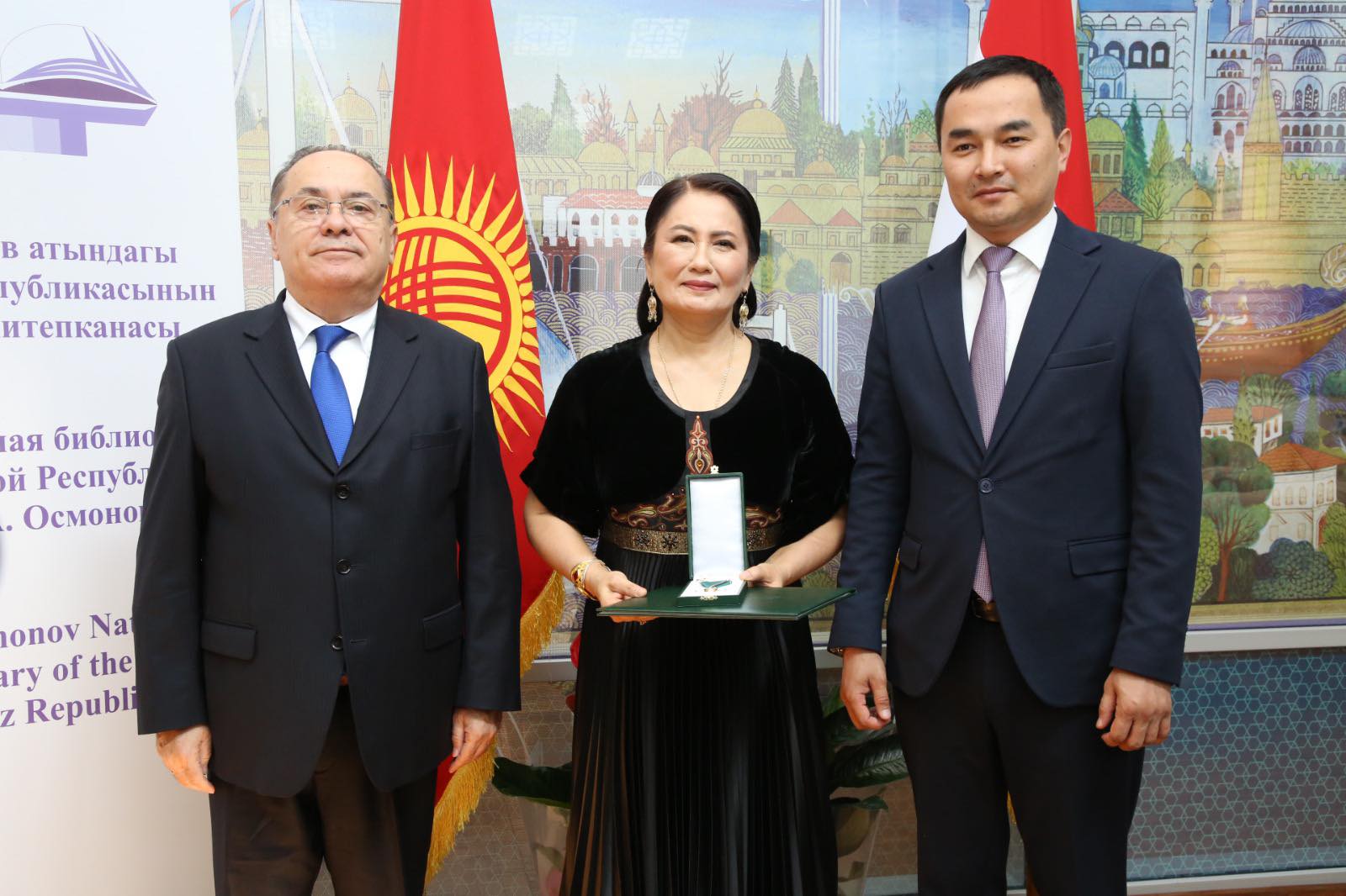 Роза Аманова Мажарстандын жогорку мамлекеттик сыйлыгы менен сыйланды