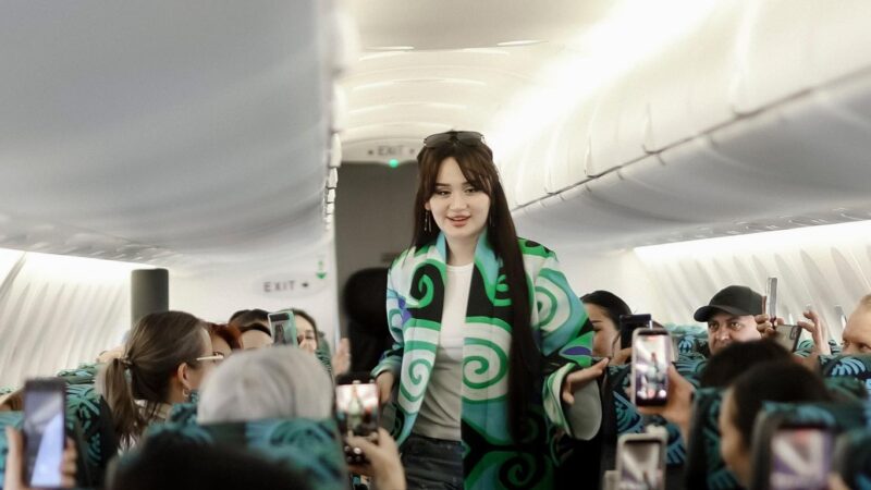 Алгачкы жолу учак ичинде мода көргөзмөсү өттү