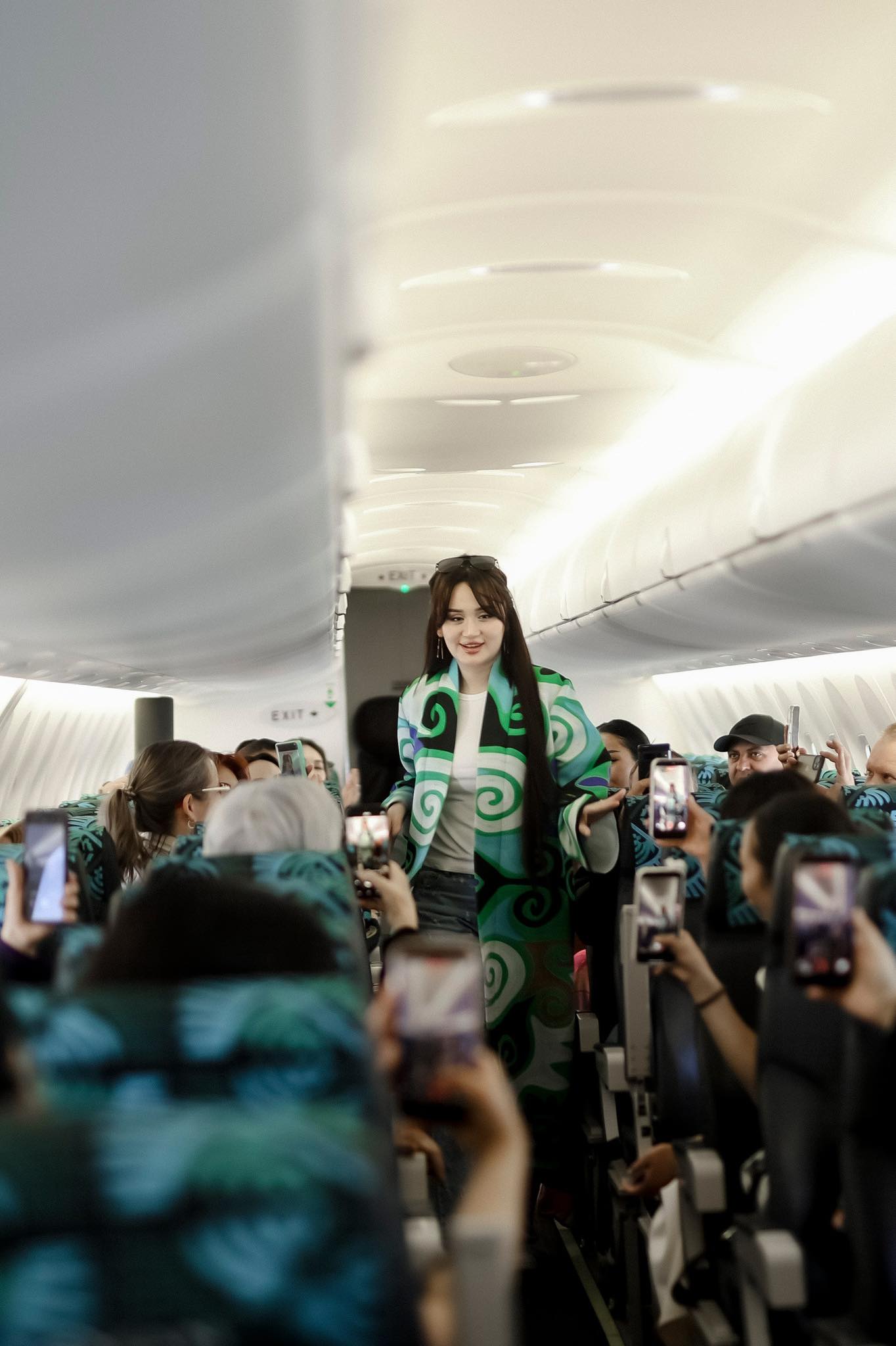 Алгачкы жолу учак ичинде мода көргөзмөсү өттү