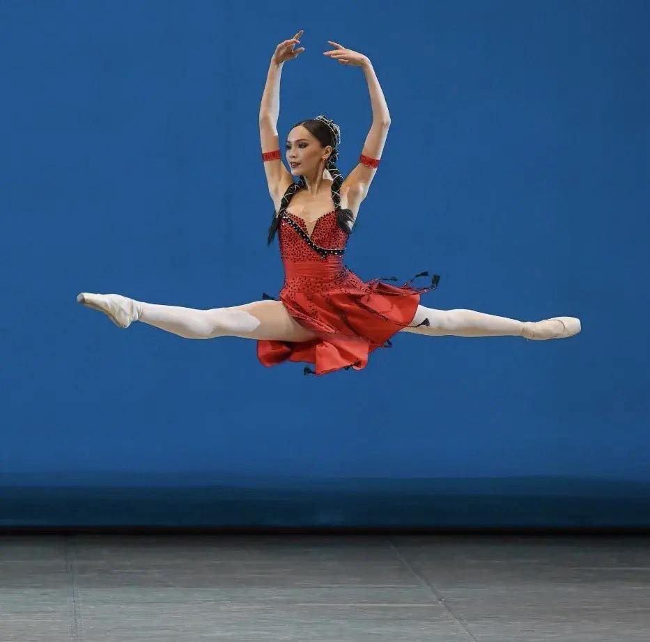 Кыргызстандык балет бийчилер Россиядагы сынакта сыйлыкка татыды