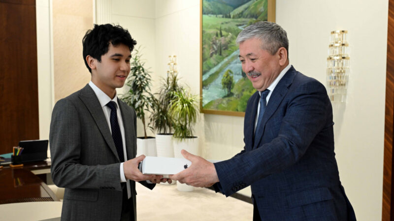 Адылбек Касымалиев кыргызстандык Амиртай Бексултановду Стэнфорд университетине тапшыргандыгы менен куттуктады