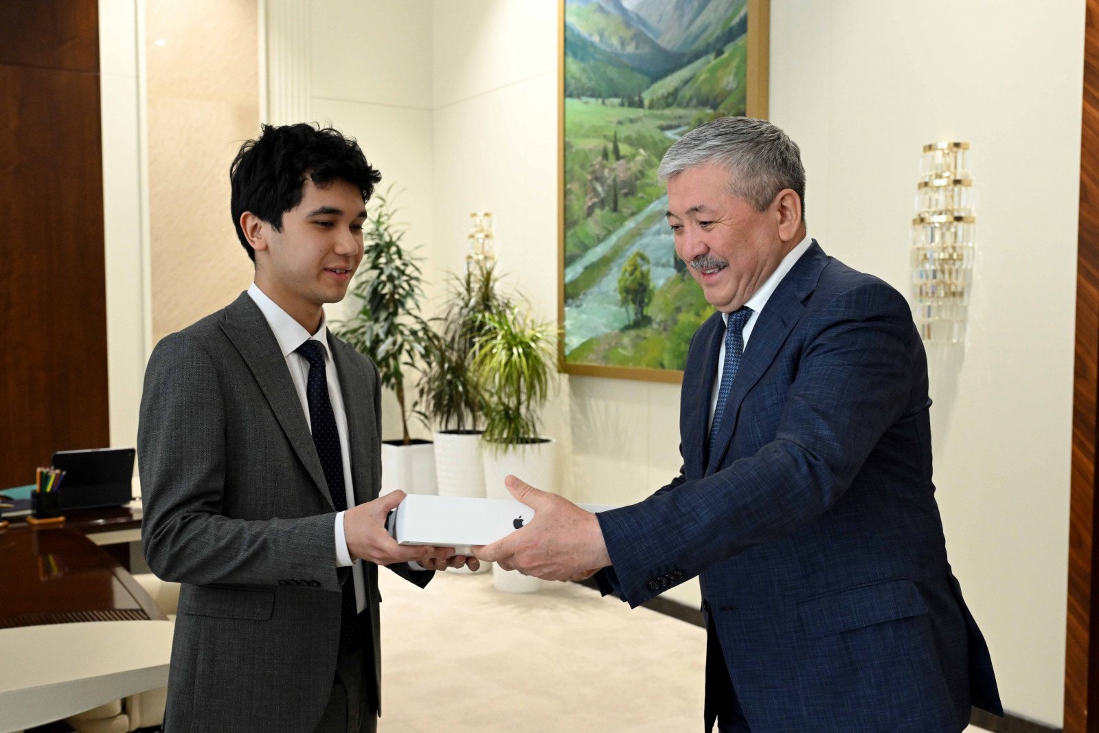 Адылбек Касымалиев кыргызстандык Амиртай Бексултановду Стэнфорд университетине тапшыргандыгы менен куттуктады