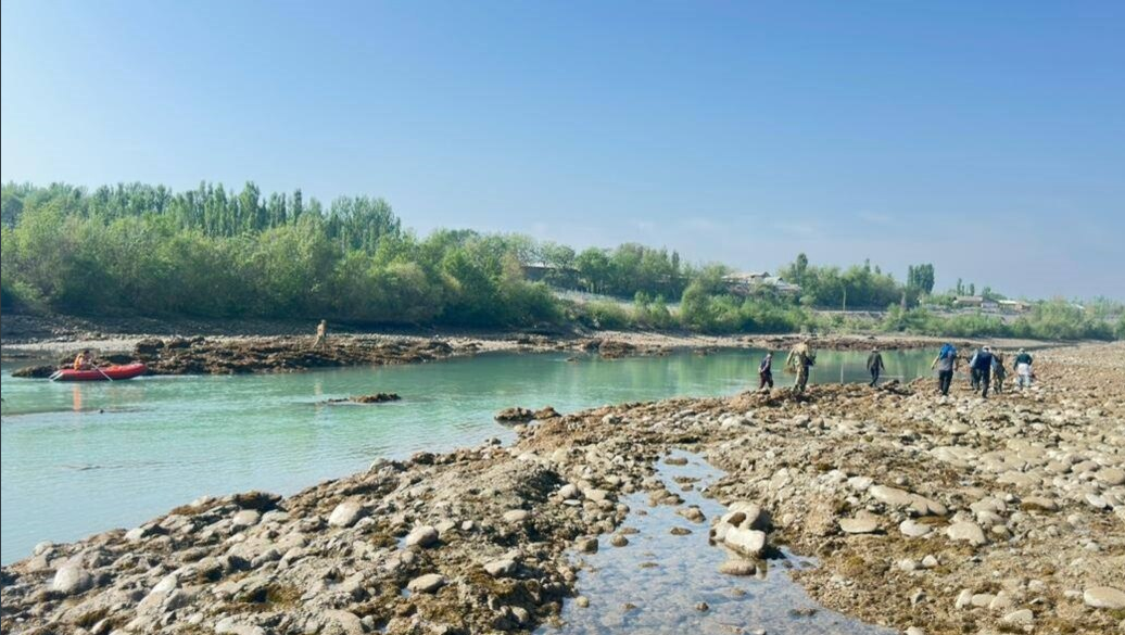 Нарын дарыясына түшүп кеткен эки баланын дайыны табыла элек