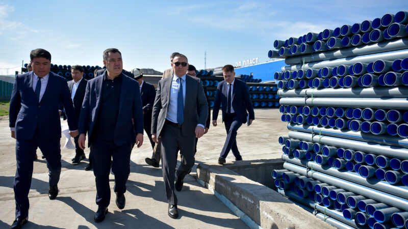 Садыр Жапаров полимер түтүктөрүн чыгаруучу “Эл Пласт” заводуна барды