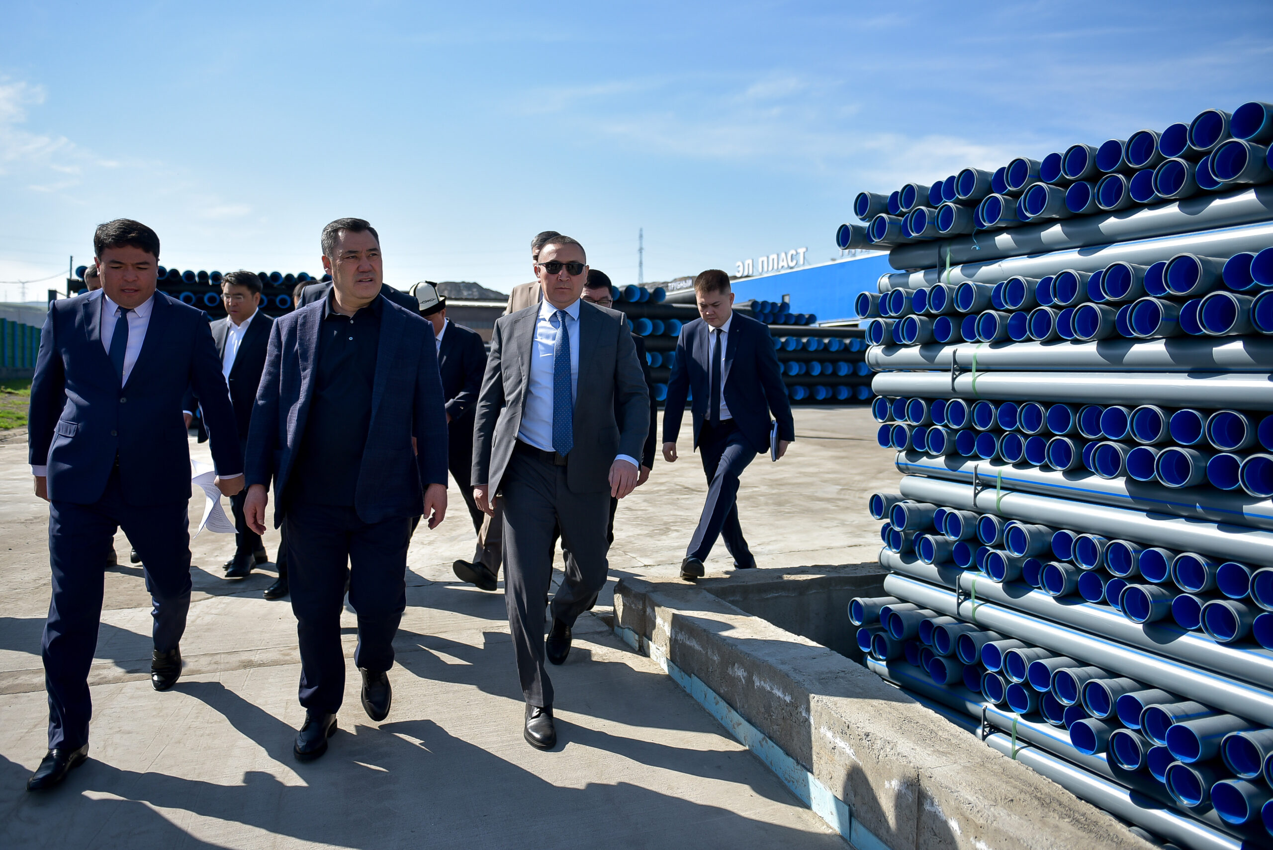 Садыр Жапаров полимер түтүктөрүн чыгаруучу “Эл Пласт” заводуна барды