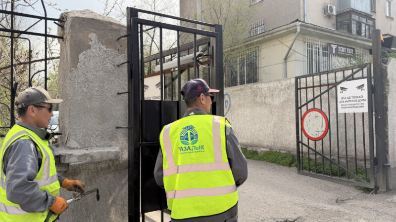 Кайра демонтаж: Чүй жана Панфилов көчөлөрүнүн кесилишиндеги мыйзамсыз тосмо кайра алынды