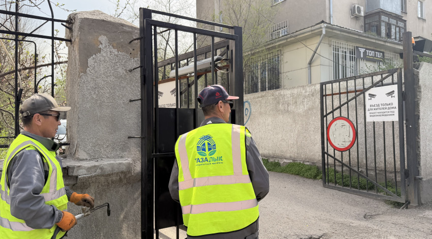 Кайра демонтаж: Чүй жана Панфилов көчөлөрүнүн кесилишиндеги мыйзамсыз тосмо кайра алынды