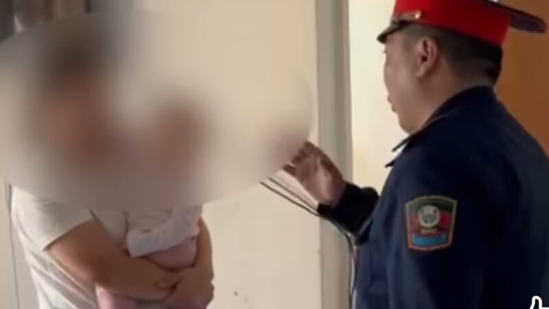 Милиция кызматкери көп кабаттуу үйдүн терезесин ачып алган наристенин ата-энесине барды