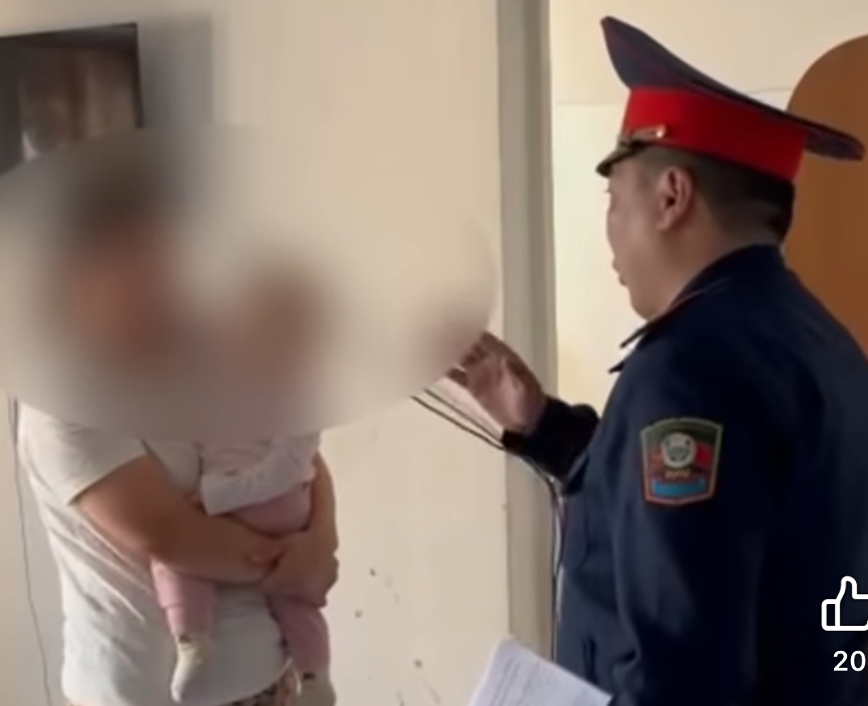 Милиция кызматкери көп кабаттуу үйдүн терезесин ачып алган наристенин ата-энесине барды