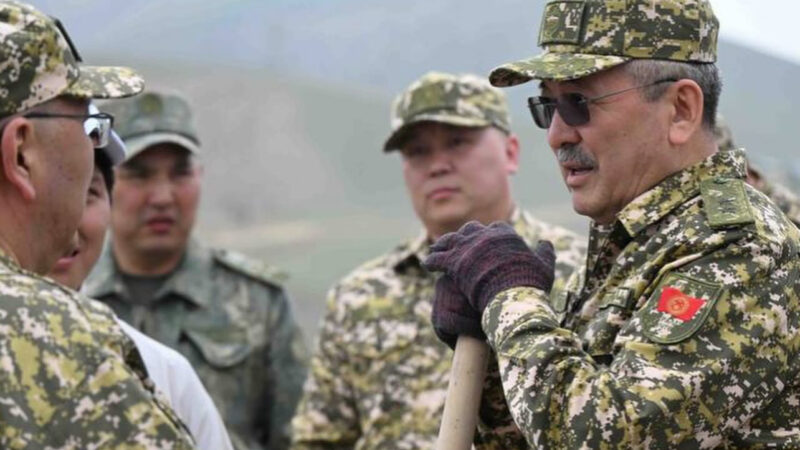 Адылбек Касымалиев жазгы көчөт отургузуу иш чарасына катышат