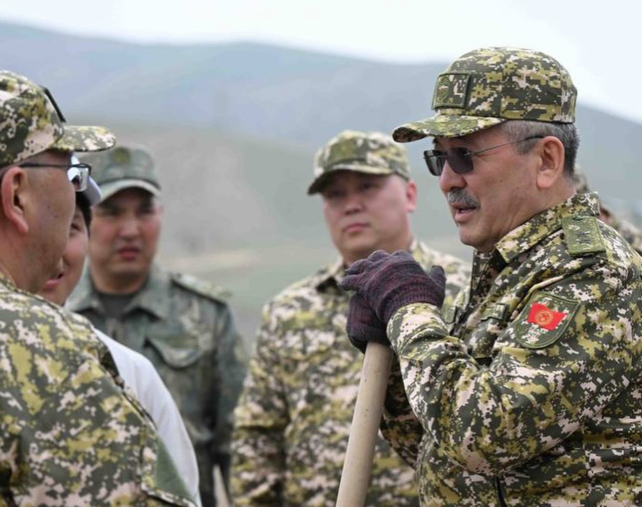 Адылбек Касымалиев жазгы көчөт отургузуу иш чарасына катышат