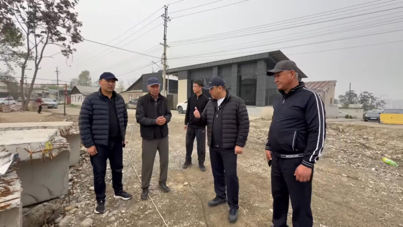 Жанар Акаев жекшемби рейдинде курулуштардын темпи менен таанышып, элдин үнүн укукту