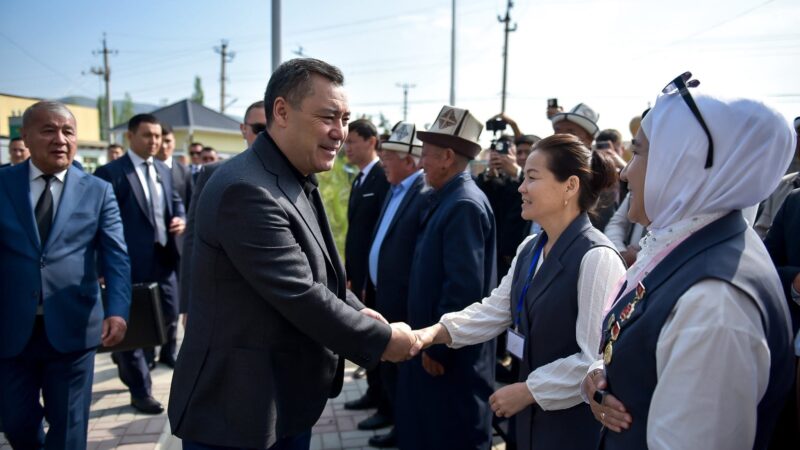 Садыр Жапаров Араван районундагы 150 орундуу жаңы мектептин ачылышына катышты