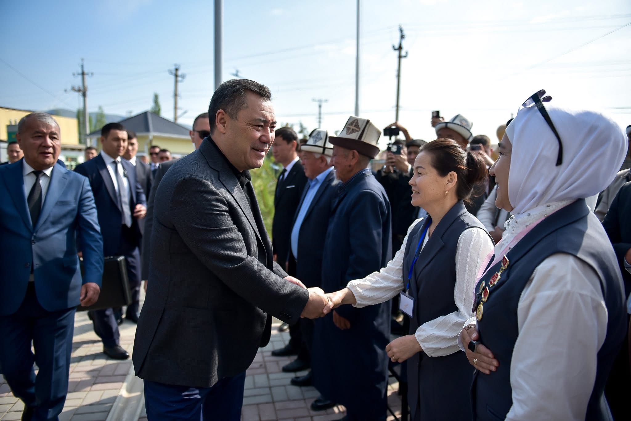 Садыр Жапаров Араван районундагы 150 орундуу жаңы мектептин ачылышына катышты