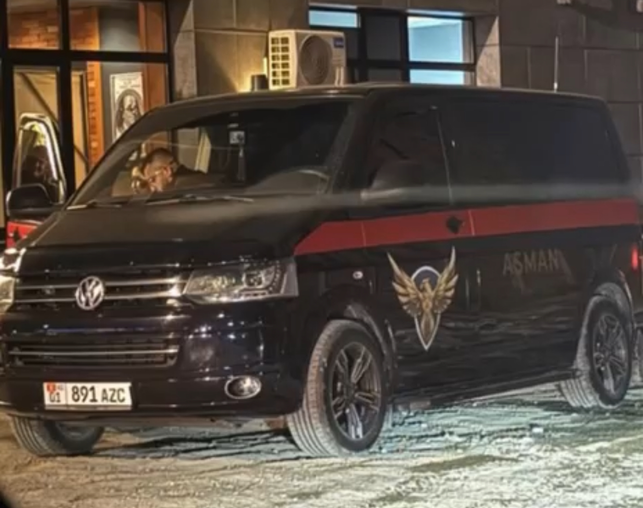 Оперативдик жана кызматтык чаптамаларды унаасына чаптап алган айдоочу кармалды