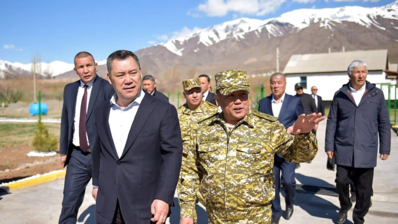 Президент Садыр Жапаров Чоң-Алай районундагы “Кара-Мык” чек ара бекетине барды