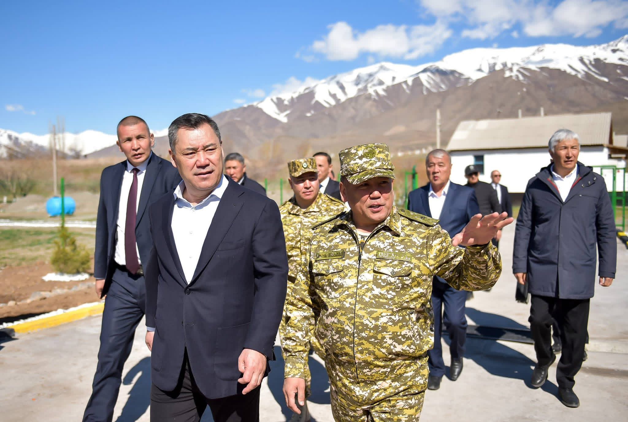 Президент Садыр Жапаров Чоң-Алай районундагы “Кара-Мык” чек ара бекетине барды