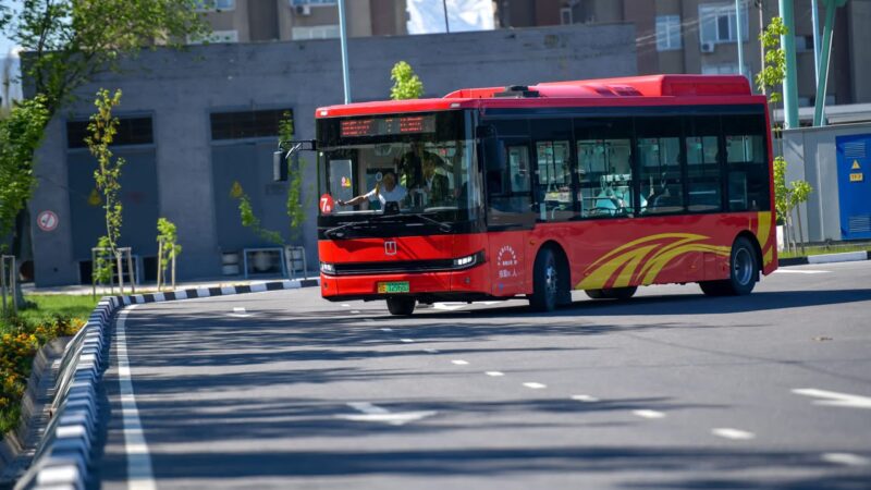 Бишкекте узундугу 9 метрге жакын Geely Group электр автобустары көрсөтүлдү