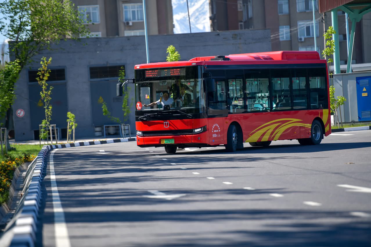 Бишкекте узундугу 9 метрге жакын Geely Group электр автобустары көрсөтүлдү