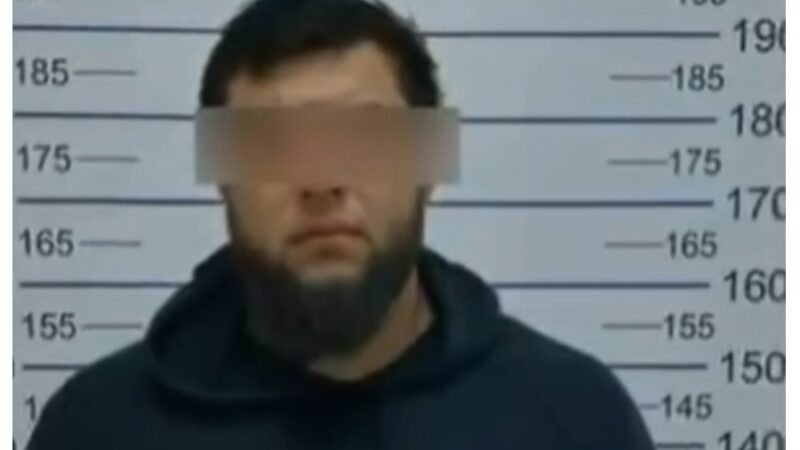 Бишкекте милиция кызматкерлерин көзгө илбей, ашата сөккөн айдоочу кармалды (ВИДЕО)