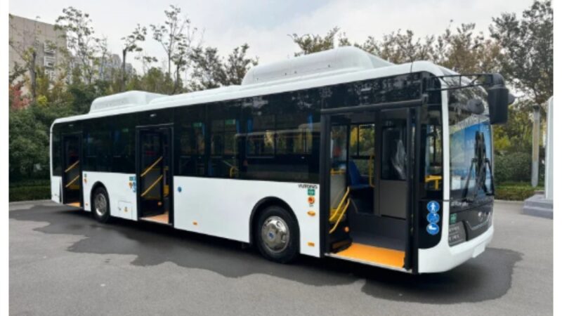 Mэр Жанарбек Акаев “Алай” футболдук клубуна жаңы автобус тапшырды (ВИДЕО)