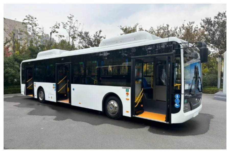 Mэр Жанарбек Акаев “Алай” футболдук клубуна жаңы автобус тапшырды (ВИДЕО)