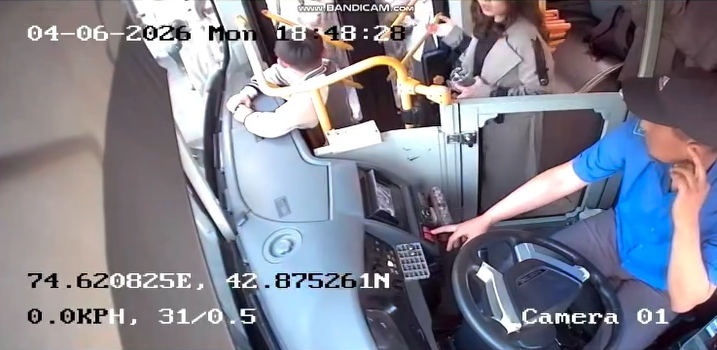 Автобустун айдоочусу: “Колундагы коктейль менен башка чаап, түшүп кетти”