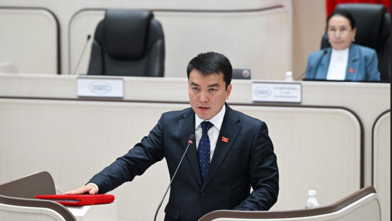 Жогорку Кеңештин депутаты Абдылдабек Эгембердиев мандатын тапшырды