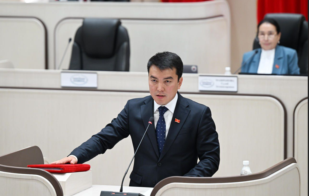 Жогорку Кеңештин депутаты Абдылдабек Эгембердиев мандатын тапшырды