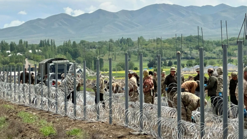 Баткенде чек арага зым тартуу иштери кызуу жүрүүдө