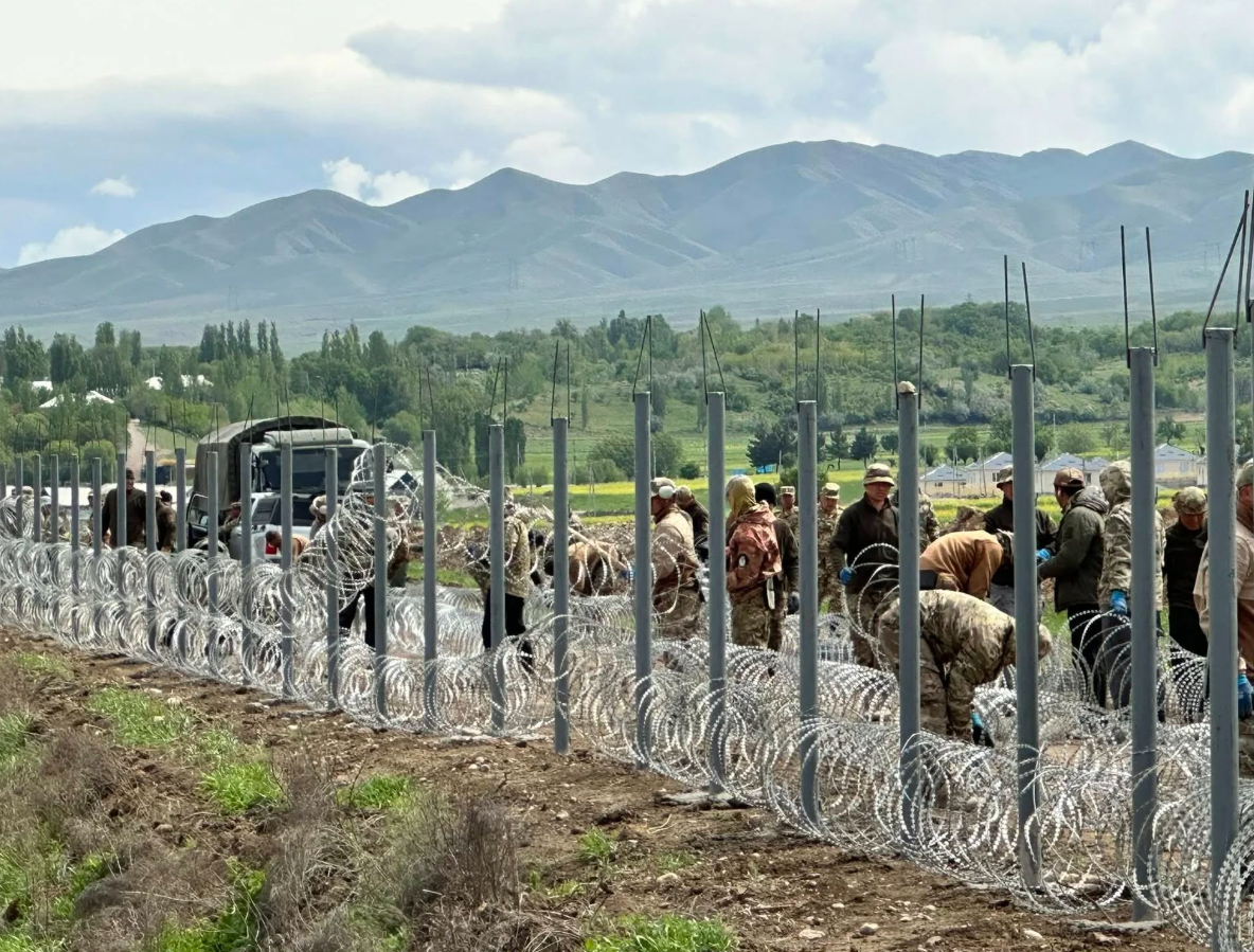 Баткенде чек арага зым тартуу иштери кызуу жүрүүдө