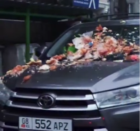 Тургундар туура эмес токтотулган унаага таштанды төгүп салган (ВИДЕО)