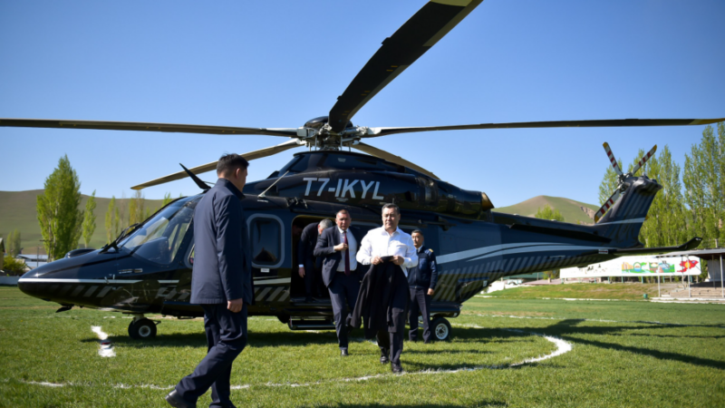 Садыр Жапаров Кара-Кулжадагы парктарды жана стадионду реконструкциялоо долбоорлору менен таанышты