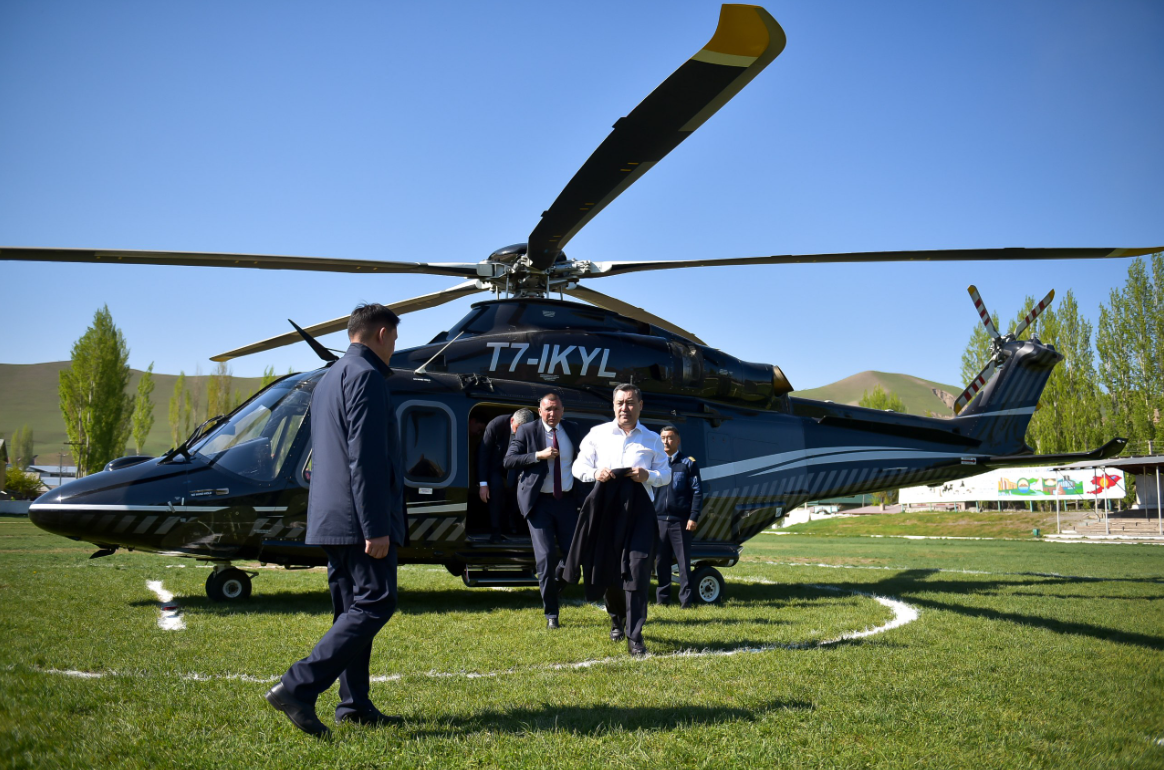 Садыр Жапаров Кара-Кулжадагы парктарды жана стадионду реконструкциялоо долбоорлору менен таанышты