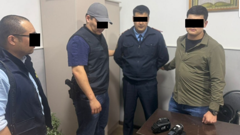 УКМК: 2 милиция кызматкери пара алып жаткан жеринен кармалды