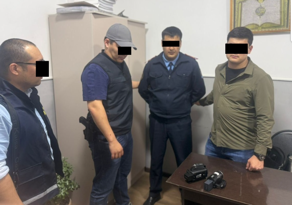 УКМК: 2 милиция кызматкери пара алып жаткан жеринен кармалды