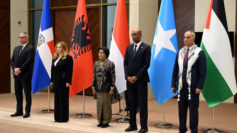 Садыр Жапаров бир катар өлкөлөрдүн элчилеринен ишеним грамоталарын кабыл алды