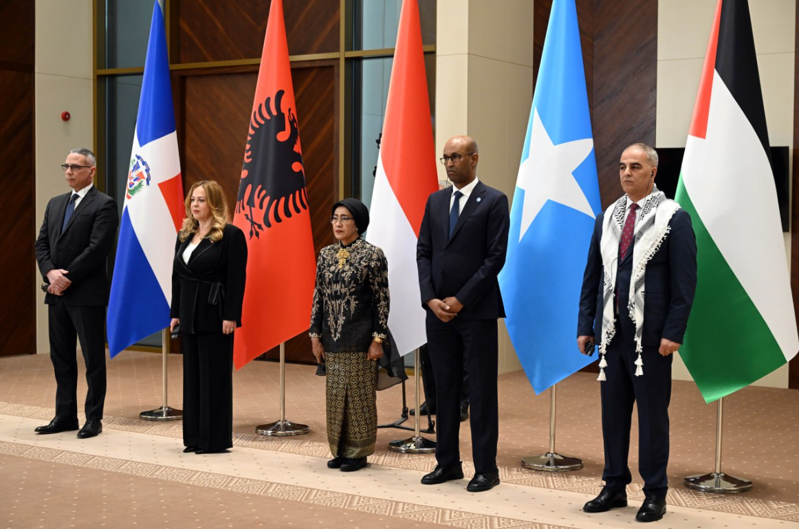 Садыр Жапаров бир катар өлкөлөрдүн элчилеринен ишеним грамоталарын кабыл алды