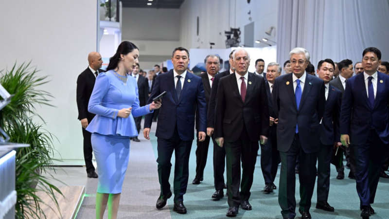 Садыр Жапаров Регионалдык экологиялык саммитке келип, жашыл технологиялар көргөзмөсүн көрүп чыкты