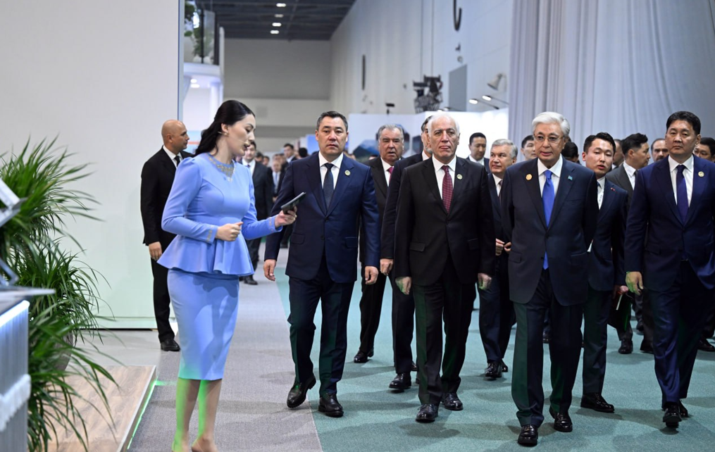 Садыр Жапаров Регионалдык экологиялык саммитке келип, жашыл технологиялар көргөзмөсүн көрүп чыкты