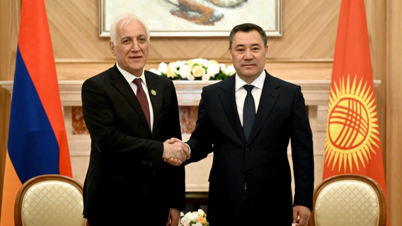 Садыр Жапаров Армениянын президенти Ваагн Хачатурян менен жолукту