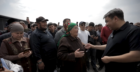 «Эмнеге кол чаап жатасыңар?» Оштун мэри соодагерлердин көйгөйлөрүн укту