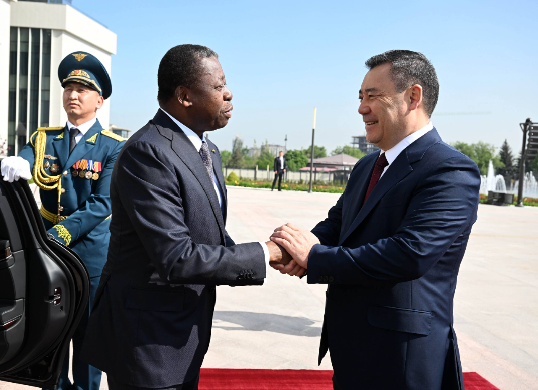 Садыр Жапаров менен Фор Эссозимна Гнассингбенин расмий жолугушуусу өттү