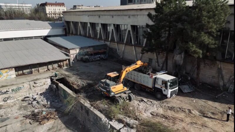 Кожомкул атындагы спорт сарайындагы бассейнди демонтаждоо иштери башталды