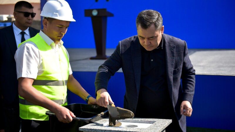 Садыр Жапаров бүгүн Ош шаарындагы 10 мектептин курулушуна капсула салды