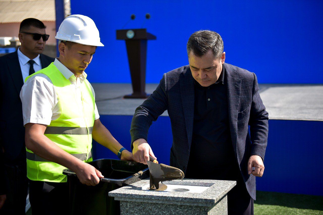 Садыр Жапаров бүгүн Ош шаарындагы 10 мектептин курулушуна капсула салды